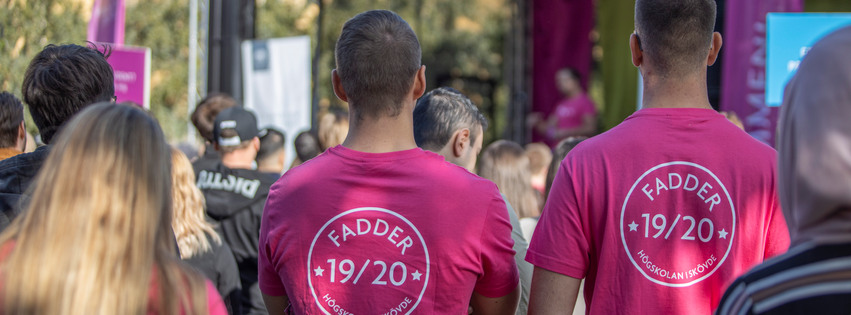 Faddrar står mot scen under introt på campus 2019.