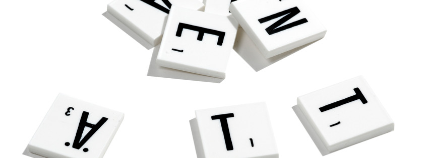 miniatyr alfapet mot vit bakgrund